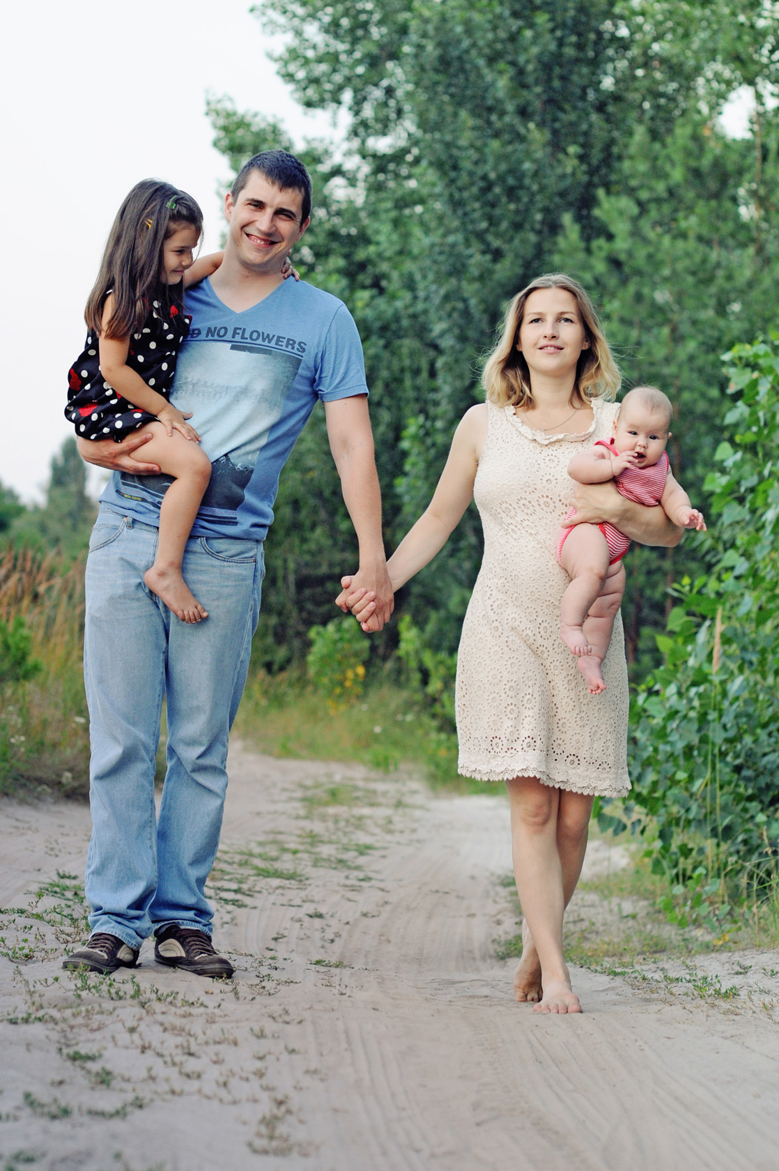 Сімейна editorial фотосесія просто неба.